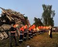 Bild: Feuerwehr Teunz/exb
Pfarrer Herbert Rösl segnet das Johannisfeuer am Pfarrerberg.