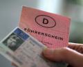 Symbolbild: Oliver Berg/dpa
Der Umtausch alter Führerscheine läuft im Landkreis Tirschenreuth nur sehr zögerlich. Rund 4000 Bürgerinnen und Bürger im Landkreis fahren derzeit ohne gültige Fahrerlaubnis.