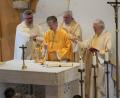 Bild: fvo
Die Pfarrer der letzten 53 Jahre der Pfarrei Waldthurn feiern beim Festgottesdienst das 40-jährige Kirchweihjubiläum. Von links: Pfarrer Marek Baron, Pfarrer Norbert Götz, Diakon Janusz Szubartowicz sowie Prediger und Erbauer der Pfarrkirche, Pfarrer Andreas Renner.
