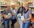 Bild: Gemeinde Kastl bei Kemnath/exb
Bürgermeister Hans Walter und der Geschäftsführer der Steinwald-Allianz, Martin Schmid (hinten von links), freuen sich, dass die Haltestelle in Kastl so gut läuft. Mit ihnen freuen sich Fahrer Karl-Heinz Meier und Verkäuferin Jutta Dötterl.