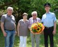 Bild: bö
Gratulationscour zum 80. Geburtstag (von links): Zweiter Bürgermeister Martin Bauer, Maria Ferstl, der Jubilar Alois Ferstl und Feuerwehrvorsitzender Stefan Dirmeier.