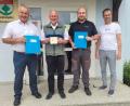 Bild: Müller/exb
Forstdirektor Alwin Kleber (Zweiter von links) Überreichte das neue Forstbetriebsgutachten an Bürgermeister Josef Deichl (links). Mit im Bild: Revierleiter Thomas Hebauer (Zweiter von rechts) und Sachbearbeiter Lothar Müller (rechts).