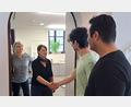 Bild: Jessica Fechner
Das Integrationsbüro der Diakonie im Alten Rathaus in Weiden ist für Migranten eine wichtige Anlaufstelle. Hier heißen Integrationslotsin Stefanie Wildenrother (Mitte) und ihre Kollegin Astrid Baierl Matthias und Nima aus dem Iran willkommen.