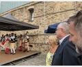 Bild: eib
Irene Träxler, Lothar Höher und Rudolf Špoták, die Repräsentanten von Bavaria Bohemia e.V., Bezirkstag Oberpfalz und Region Pilsen freuen sich beim Sommerempfang über die Musik- und Tanzgruppe „Chodský soubor Mrákov“ (Chodensemble Mrákov) aus dem Chodenland.