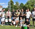 Bild: rgr
Der Höhepunkt beim Fischerfest war die Königsproklamation des Fischerkönigs Markus Friedrich (Vierter von rechts oben) und des Jungfischerkönigs Elias Lindner (Zweiter von links) sowie der Pokalgewinner.