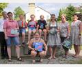 Bild: fvo
Die Gewinner des Jubiläums-Kirchweih-Quiz freuen sich mit Pfarrer Norbert Götz (links) und PGR-Sprecherin Birgit Bergmann (rechts) über ihre Preise.
