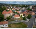 Bild: Wolfgang Erhart/exb
Die Stadt Waldershof hat sich in den zurückliegenden Jahrzehnten hervorragend entwickelt. Hier ein Blick auf das Schloss und den Ortskern mit dem neuen Rathaus und der alten Kirche Sankt Sebastian.