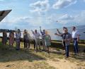 Bild: Andreas Ascherl
Zur Eröffnung der Freiflächen-Photovoltaikanlage am Postweiher warfen die geladenen Gäste Gras- und Blumensamen in die Luft.