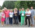Bild: frd
Sigrid und Johann Huber (15 Jahre), Kathrin und Johann Leinauer (zehn Jahre) und Petra und Dieter Panzer (30 Jahre) sind für insgesamt 110 Jahre Treue zum Oberviechtacher Land und zur Hammerschänke geehrt worden (im Bild vorne von links). Ihnen dankten dafür (von rechts) Bürgermeier Rudolf Teplitzky, Sigrid Breitschafter vom Touristik-Büro und die Wirtsleute Andrea Braun sowie Hilde und Herbert Brunner.