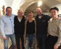 Bild: gib
In der Dienstags-Folge sind bei Melanie Röhl (M.) im "Tapas Burglengenfeld" zu Gast: (v.l.) Markus Ordziniak ("Kneitinger im Antoniushaus"), Alejandro Desentis ("Guacamole"), Oliver Michaelis ("Nineofive") und Tran Nhat Thanh ("The Thai").