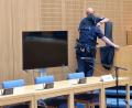 Bild: scm
Am Nachmittag steht die polizeiliche Videobefragung des Opfers auf der Tagesordnung. Dafür bereiten die Justizbeamten die Technik vor.