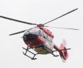 Symbolbild: Julian Stratenschulte/dpa
Ein Hubschrauber der Luftrettung im Einsatz. In Kirchenthumbach erlitt ein Mann nach einer Verpuffung schwere Brandverletzungen.