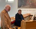 Bild: Monika Beer-Helm/exb
Detlef Zöllner (links) besuchte auch die Stadtpfarrkirche und ließ sich von Matthias Schraml die Orgel vorführen.