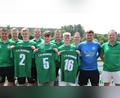 Bild: FC Wernberg
Der neue Trainer des FC Wernberg, Adi Götz (rechts), mit einigen Neuzugängen - Lukas Heinrich (Nummer 2), Christopher Paulus (Nummer 5) und Jonas Schubert (Nummer 16).