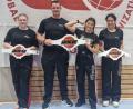 Bild: Sabine Paßler/exb
Die erfolgreichen KBC-Kickboxerinnen Laura Paßler, Jenny Wurster und Lucia Beitinger (von links) mit Coach Erich Aul (Zweiter von links)
