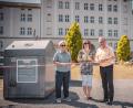 Bild: Michael Golinski, Stadt Amberg/exb
In Amberg gibt es einen neuen Containerstandort in der Georg-Grammer-Straße (von links): Umwelt-Amtsleiterin Elisabeth Keck, Abfallberaterin Susanne Uschold und Bürgermeister Martin Preuß eröffneten ihn.