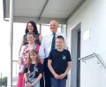 Bild: Norbert Dietl/exb
Die bisherige Schützenkönigin Nathalie Ries (hinten links) und der bisherige Jugendkönig Felix Küspert (rechts) zusammen mit den neuen Königinnen Anja Hecht und Sina Riederer (vorne links) sowie Schützenmeister Alfred Koch.
