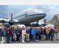 Bild: nbu
Die Teilnehmer des „Battalion Staff Ride“ von der 18. Combat Sustainment Support Battalion im Außenbereich des Alliierten Museums vor dem britischen Transportflugzeug, Typ „Handley Page Hastings“. Mit dabei Oberstleutnant d.R. Norbert Bücherl (Siebter von links), John Abella (Neunter von links) und Organisator Chaplain Andrew Schmitz (20. von links).