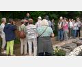 Bild: le
Werner Friedmann beeindruckt mit seinen Erzählungen im alten Judenfriedhof von Weiden.