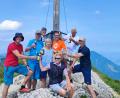 Bild: Alpenverein Marktredwitz/exb
Markus Prechtl, Tourenführer Rainer Rahn, Birgit Schelter, Edith Thurner, Sven Hackl, Christa Watzke, Erwin Walschek und Berthold Lechner (von links) stoßen auf dem 1808 Meter hohen Geigelstein mit einem Gipfelbier an.