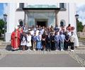 Bild: hok
Die Firmlinge der Pfarreiengemeinschaft Mantel-Neunkirchen bei der Firmung in St. Dionysius in Neunkirchen mit Weihbischof Reinhard Pappenberger, Pfarrer Thomas Kohlhepp, Pfarrvikar Robert Amandu und Gemeindereferentin Franziska Bösl