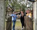 Bild: Portner
Prost auf die Biergarten-Events 2023: Andrea Deyerl kann bei der sporadischen Bewirtschaftung des „Kramerlgartens“ auf Mutter Monika zählen.