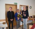 Bild: swo
Für ihre 25-jährige Tätigkeit in der Pfarrei Gebenbach wird Angela Rösch (Mitte) von Pfarrer Christian Schulz und Kirchenpflegerin Susanne Lindner geehrt.