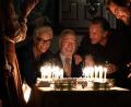 Bild: picture alliance/dpa/ARD Degeto/2018 MRC II Distribution Company L.P.
Linda Drysdale (Jamie Lee Curtis, hinten links), Richard Drysdale (Don Johnson, hinten rechts) und Walt Thrombey (Michael Shannon, rechts) feiern den Geburtstag von Harlan Thrombey (Christopher Plummer, hinten Mitte) in einer Szene des Films "Knives Out - Mord ist Familiensache".