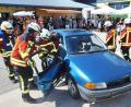 Bild: whü
Mit Spreizer und Schere holten die Aktiven der Speichersdorfer Wehr bei einer Vorführung ein verletztes „Unfallopfer“ aus einem Fahrzeug.