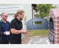 Bild: wro
Der Anstoß zum Bau eines Backofens kam vom beratenden Vorstandsmitglied André Putzlocher (rechts). Gemeinsam mit Vorsitzendem Reimund Frech (links) begutachtet er hier das fast fertige Projekt.
