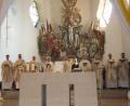 Bild: ads
Beim Jubelgottesdienst anlässlich des 100-jährigen Bestehens von Hl. Dreifaltigkeit kam die Verbundenheit der Amberger Pfarreien durch die Teilnahme sämtlicher Priester und Seelsorger aus den Pfarreien Ambergs schön zum Tragen.