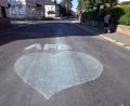 Bild: Martin Schutt/dpa
Ein blaues Herz und der Schriftzug AfD sind mit Kreide auf eine Straße in Sonneberg gemalt.