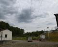 Bild: bk
Die 20-Kilovolt-Freileitung, die über das Gelände der Kläranlage Freihung verläuft, soll abgebaut werden. Die Marktgemeinde sieht in einer Erdverkabelung Vorteile.