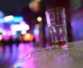 Archivbild: Jonas Walzberg/dpa
Ein Cocktailglas steht auf einem Tisch vor einem Lokal auf der Großen Freiheit nahe der Hamburger Reeperbahn. Ob der Junggesellenabschied mit Amberg-Sulzbacher Beteiligung feuchtfröhlich war, ist nicht überliefert. Klar ist aber, dass am Tag danach die Ernüchterung kam.