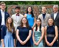 Bild: Petra Hartl
Den Abiturienten mit einem Schnitt von 1,5 oder besser – Lea Senft, Hanna Wisneth, Milena Fertsch, Celina Lederer (vorne von links), Alexander Schmid, Tarek Saleh, Nina Luckner und David Übler (hinten von links) – gratulierte GMG-Schulleiter Christian Zenger (hinten rechts).