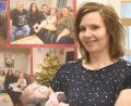 Bild: Gabi Schönberger
Carina Kienast mit Töchterchen Anna. Die 29-Jährige hat 80 Kilogramm abgenommen. Direkt neben Kienasts Kopf ist sie auf dem Familienfoto von Dezember 2020 rechts sitzend mit ihrem Ausgangsgewicht von 160 Kilogramm zu sehen.