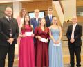 Bild: prh
Sechs Schülerinnen und Schüler freuen sich mit Landrat Andreas Meier (links) und Schulleiter Anton Hochberger (rechts) über ihre Abiturzeugnisse mit einem Notendurchschnitt von 1,1 bis 1,5.
