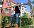 Bild: Heike Unger
Mal schnell auf ein paar Klimmzüge aufs Schaukelgestell auf dem Spielplatz: Kümmersbrucks Sport-Koordinator Peter Schuller zeigt, dass man überall Kraft und Ausdauer trainieren kann.