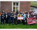 Bild: abi
1200 Euro übergab der Verein „Sticky Fingers“ dem Tierheim Tirschenreuth. Petra Schödlbauer (rechts am Scheck) dankte.