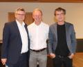 Bild: pi
Karlhermann Schötz und Professor Dr. Jörg Skriebeleit (von links) würdigen das Engagement Thomas Muggenthalers für die KZ-Gedenkstätte Flossenbürg.