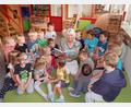 Bild: bsc
33 Jahre arbeitete Helga Trottmann (Mitte) als staatlich geprüfte Kinderpflegerin im Kinderhaus Friedenfels. Nun geht sie in den Vorruhestand.