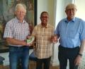 Bild: Bernhard Stahl/exb
Die Jakobspilger Rudolf Schön (links) und Bernhard Stahl (rechts) überreichten an Pater Paul Chummar eine Spende von 500 Euro.