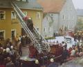 Bild: Feuerwehr Neunkirchen
Mit einer großen Schauübung mitten im Ort (hier vor dem einstigen Gasthof Forster) feierte die Feuerwehr Neunkirchen ihren 100. Geburtstag. Unweit dieser Stelle wird in der Bürgermeister-Bärnklau-Straße heuer das dreitägige Fest zum 150. Bestehen über die Bühne gehen.