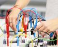Symbolbild: Friederike Ebeling/dpa
Elektrotechniker werden in vielen Betrieben gebraucht. Für diese Fachrichtung startet die Agentur für Arbeit demnächst einen Versuch mit etwa 15 jungen Leuten aus El Salvador, die in der Nordoberpfalz eine Ausbildung beginnen.