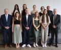 Bild: mfh
Die besten Absolventen mit den Offiziellen: (vorne von links) Landrat Richard Reisinger, Sara Rösch (Notenschnitt 1,0), Lars Maier (1,0) , Lillian Eichenmüller (1,0), Nikita Roith (1,2), Schulleiter Ulrich Zänker, (hinten von links) Hannah Melchner (1,4), Alina Maier (1,4), Nicole Dudek (1,4), Cypress Beach (1,4) und Oberstufenbetreuer Klaus Meidenbauer.