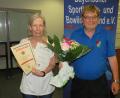 Bild: adj
Mit Urkunden und Blumen bedankt sich SKV-Vorsitzender Hans Kneissl bei der langjährigen Schriftführerin Gisela Kirchmann.