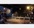 Bild: mfh
Dota mit ihrer Band: Ein Konzert, das mehr Gäste verdient hätte.