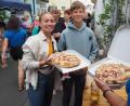 Bild: krb
Die Zwiebelkuchen waren beim Backofenfest in Neustadt/WN heiß begehrt.
