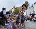 Bild: aub
Bei der Kirwa im Nabburger Spitalhof helfen alle zusammen - auch beim Aufstellen des Baumes.