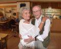 Bild: ubb
Monika und Alfons Lippert haben sich für den Tanzabend im Gasthof „Zur Alm“ schick angezogen. Die beiden 80-Jährigen tanzen für ihr Leben gern.